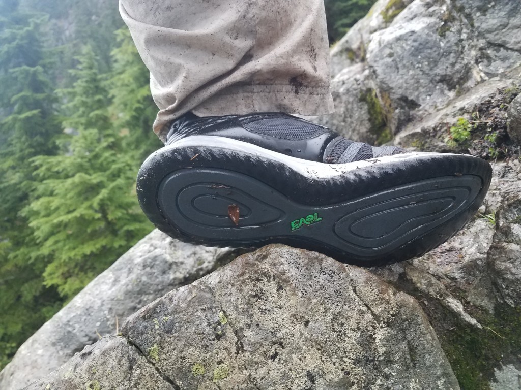 Revisión de los zapatos para el agua teva terra-float churn it up para hombres: la suela plana es decente para adherirse a superficies duras y lisas, pero...