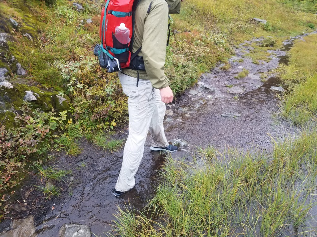 Revisión de los zapatos para el agua teva terra-float churn it up para hombres: si bien son bastante cómodos para el pie, descubrimos que este zapato...