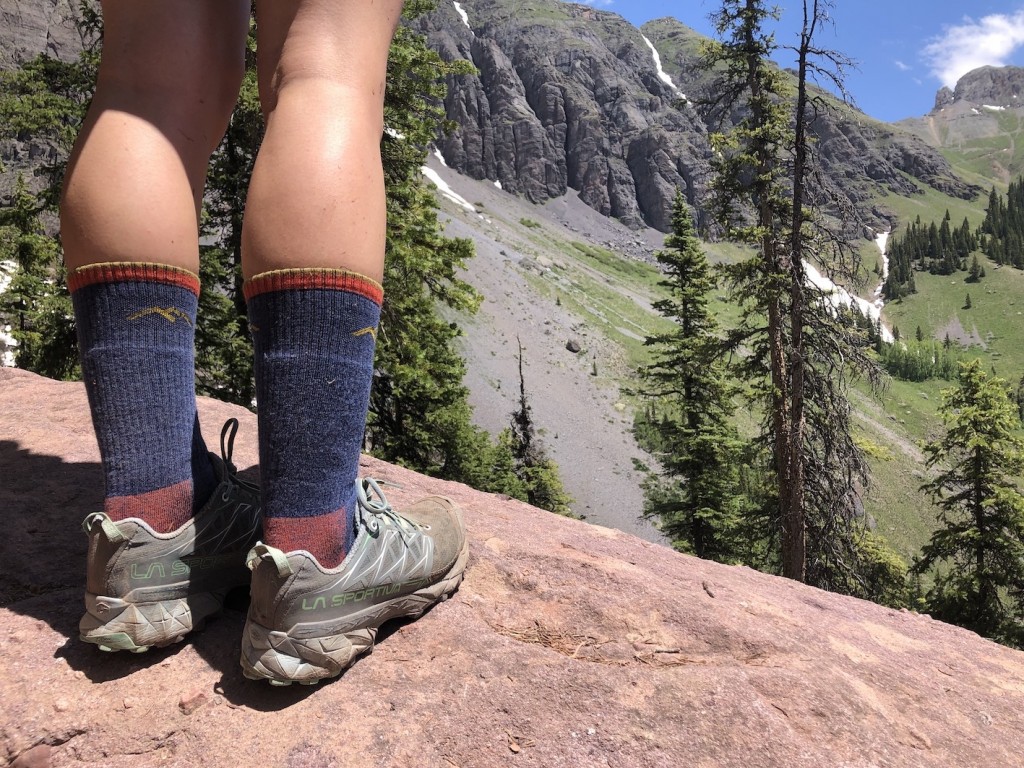 Revisión de las zapatillas de trail running la sportiva akyra para mujer: la talonera de las akyra de la sportiva brinda un gran apoyo con...