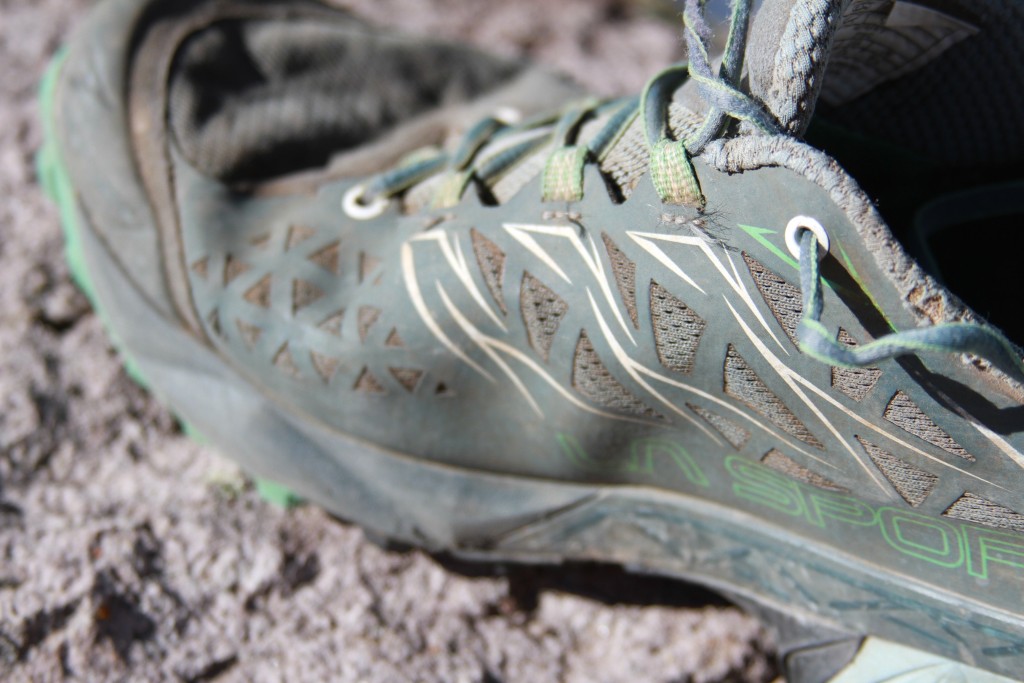 Revisión de las zapatillas de trail running la sportiva akyra para mujer: el arnés que se ve aquà hace un gran trabajo envolviendo el cuerpo del pie...