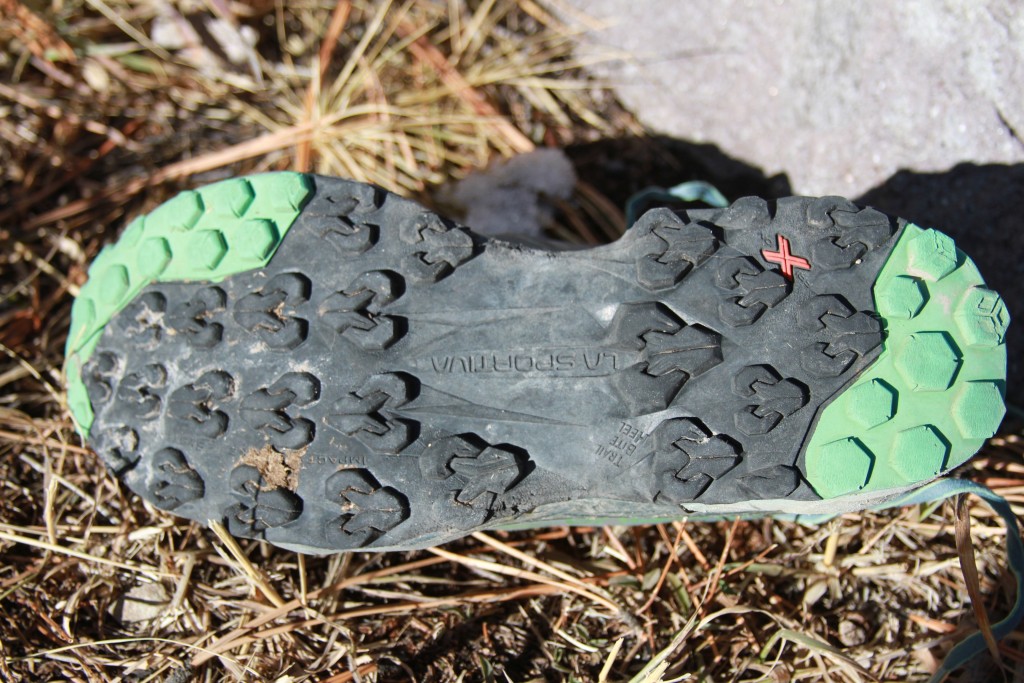Revisión de las zapatillas de trail running la sportiva akyra para mujer: aquà puede ver la suela con una variedad de formas de tacos.