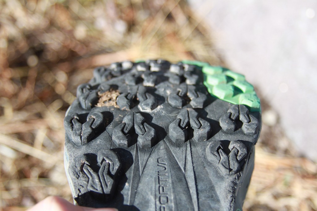 Revisión de las zapatillas de trail running la sportiva akyra para mujer: una mirada a las orejetas fornidas que ofrecen una tracción increĆble en el sendero.