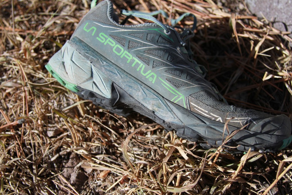Revisión de las zapatillas de trail running la sportiva akyra para mujer: la amortiguación adicional en el talón ofrece una gran comodidad para aquellos...
