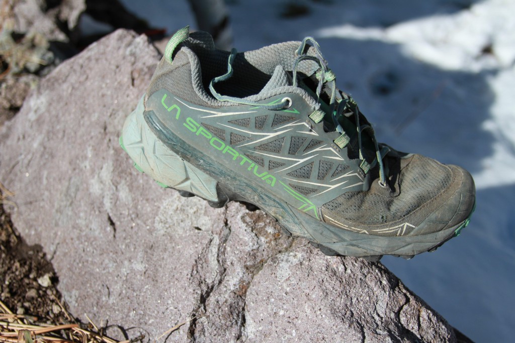 Revisión de las zapatillas de trail running la sportiva akyra para mujer: la amortiguación súper gruesa bajo los pies es de alta densidad, lo que agrega una gran...