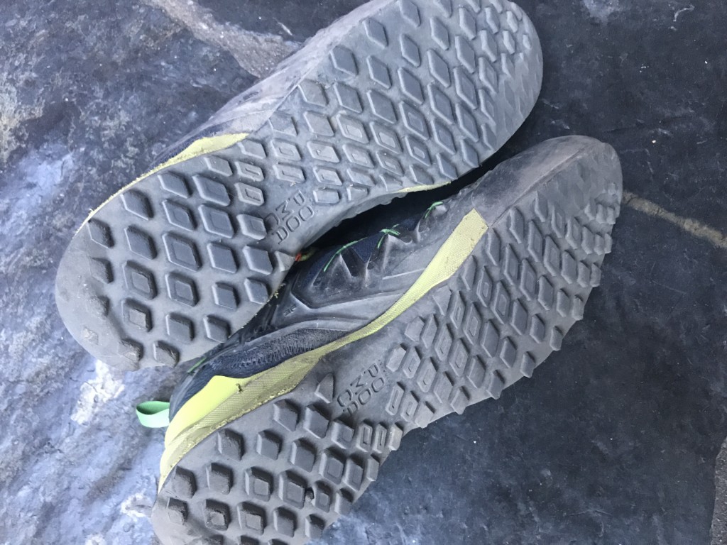 Revisión de los zapatos para caminar Salewa Wildfire Edge para hombre: la suela del Wildfire Edge presenta algunos de los perfiles mÔs bajos...
