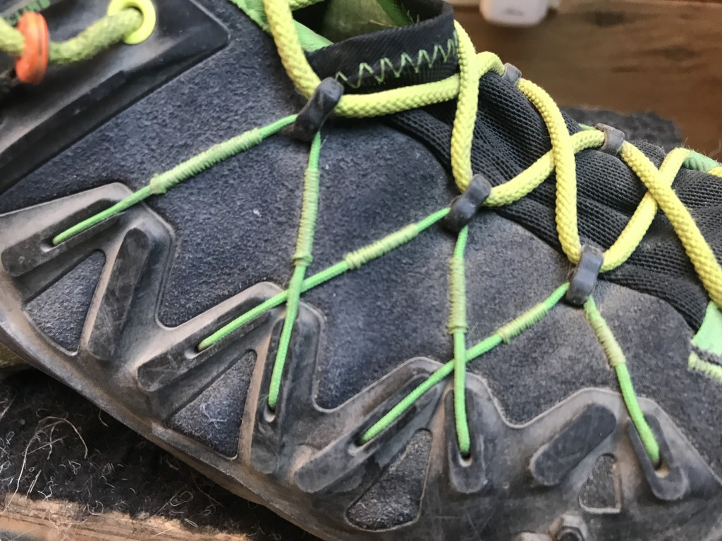 Revisión de los zapatos para caminar Salewa Wildfire Edge para hombre: el sistema de cordones de estos zapatos es propenso al desgaste y es uno de sus...