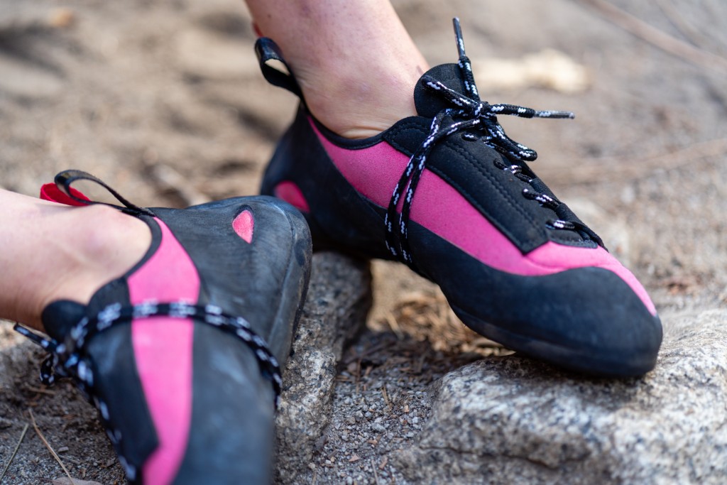 Revisión de zapatos de escalada LV con cordones incomparables para mujeres: un zapato con bordes sólidos, los cordones son rĆgidos bajo los pies.