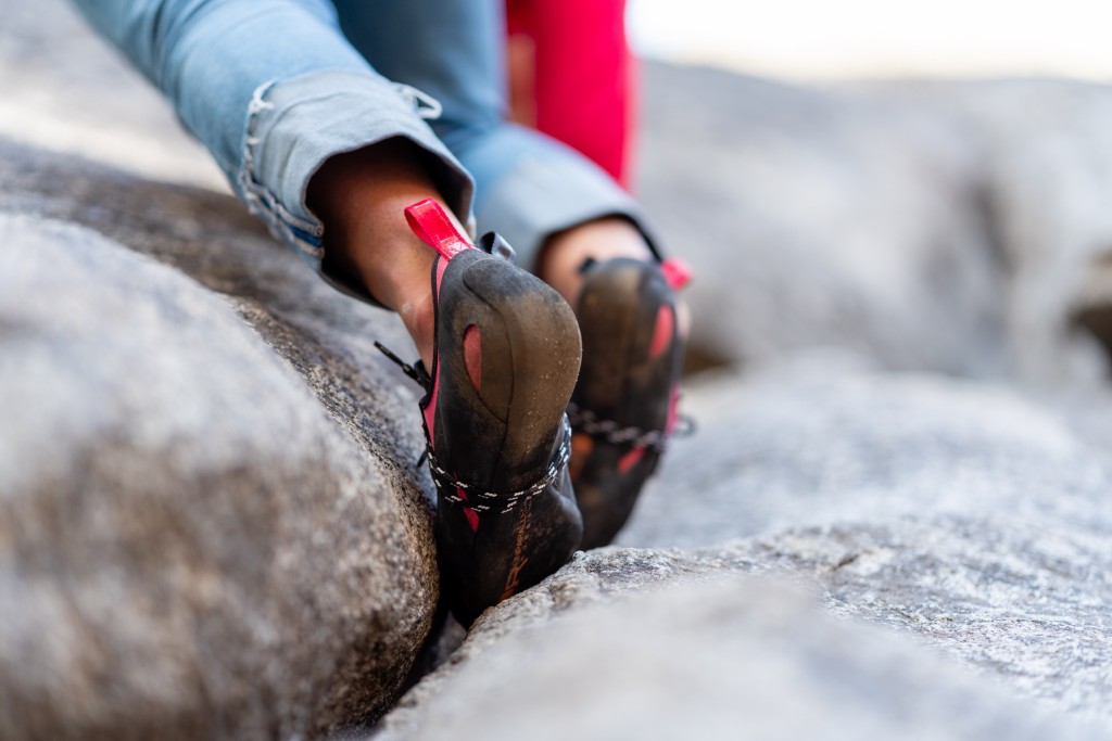 Revisión de zapatos de escalada LV con cordones incomparables para mujeres: manos apretadas atascadas en el cordón.