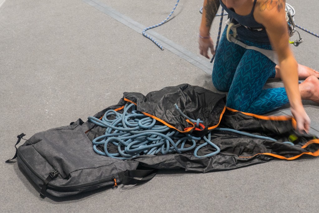 Revisión de la bolsa de cuerda petzl kab: la kab es claramente lo que pretende ser: una bolsa de gimnasia. y juega...