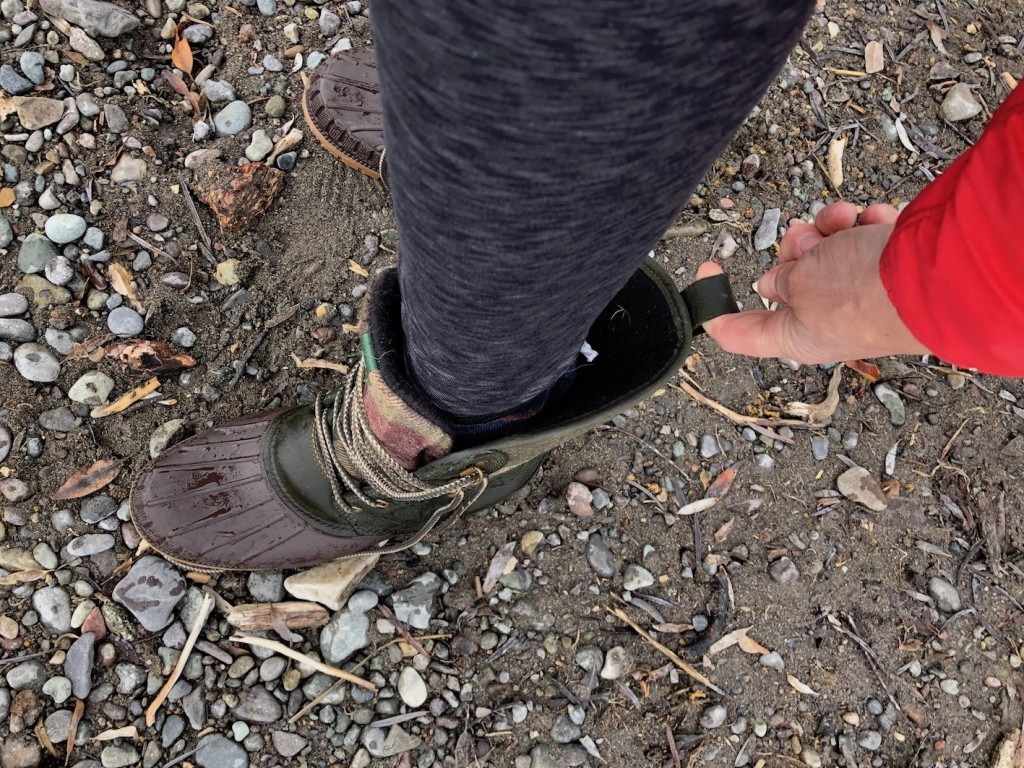 Revisión de las botas de invierno Kamik Sienna 2 para mujer: cuando estÔn desatadas, es fÔcil ponerse esta bota con una sola mano.