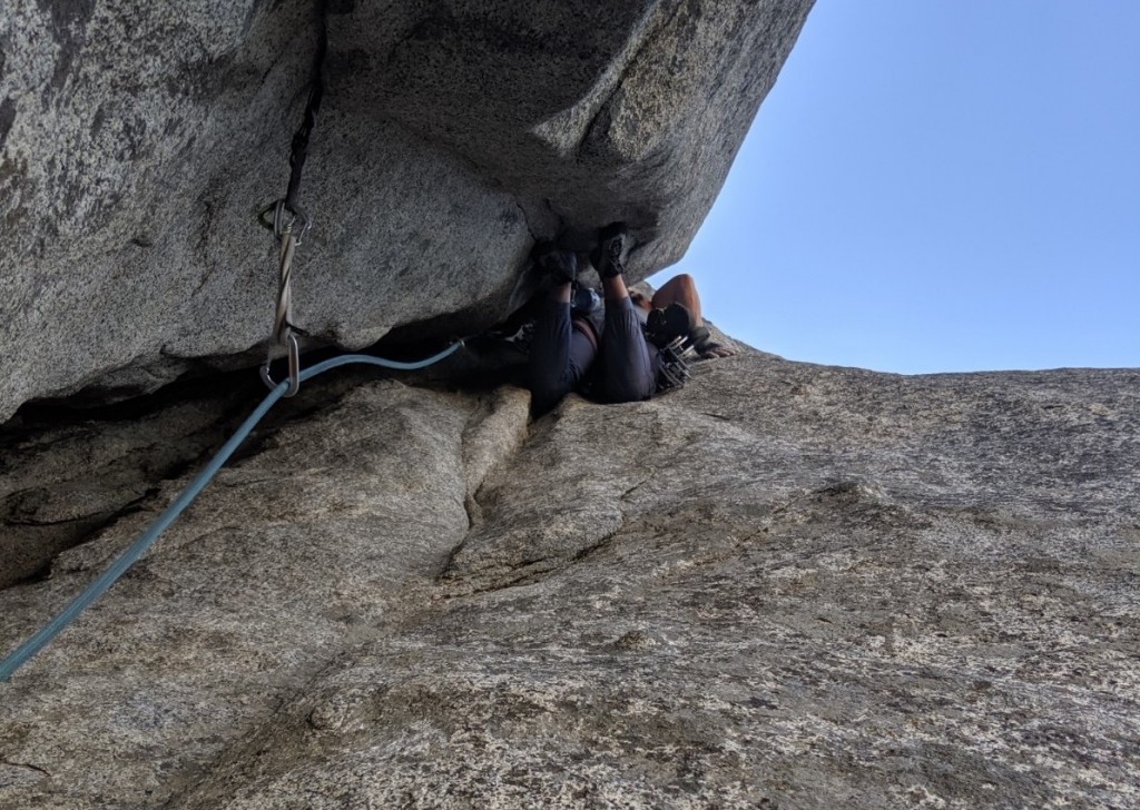 Guía de soluciones de Black Diamond para revisión del arnés de escalada para mujeres: prueba de la durabilidad de la guía de soluciones en un valle clásico...