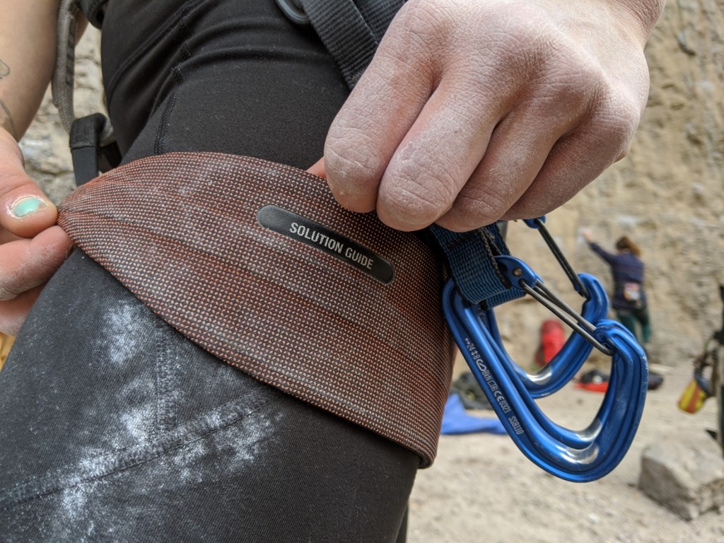 Guía de soluciones de Black Diamond para revisión del arnés de escalada para mujeres: la pierna cónica se adapta bien a nuestro probador de plomo, lo que lo convierte en un cómodo...