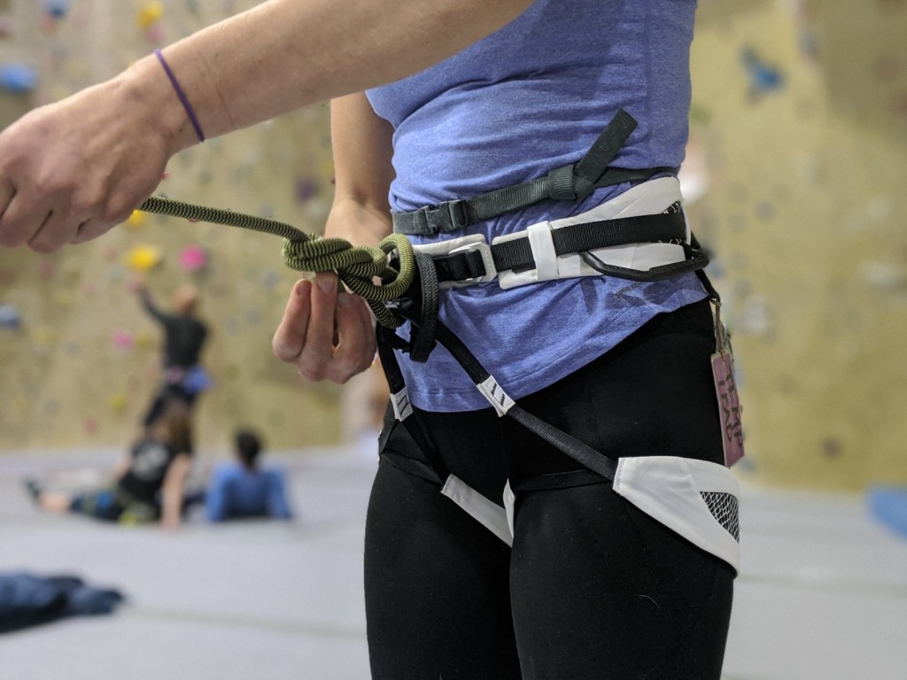 Revisión del arnés de escalada Mammut Alnasca para mujer: los paneles de malla en las perneras y la cintura hacen que este arnés...