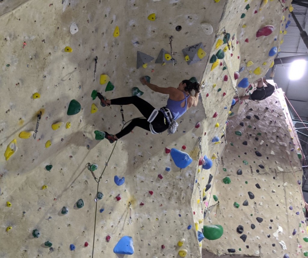 Revisión del arnés de escalada mammut alnasca para mujer: momentos antes de probar la comodidad de colgar del alnasca en otro...