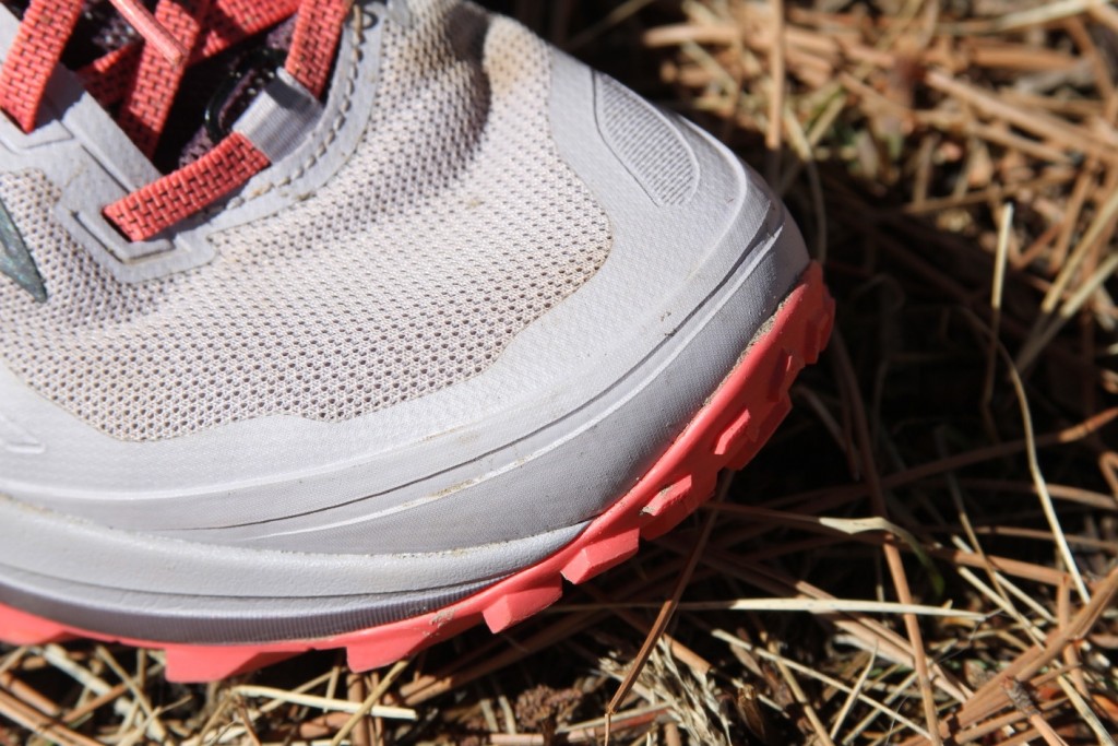 Revisión de las zapatillas de trail running saucony peregrine 10 para mujer: un vistazo a la puntera protectora y la parte superior de malla fina que...