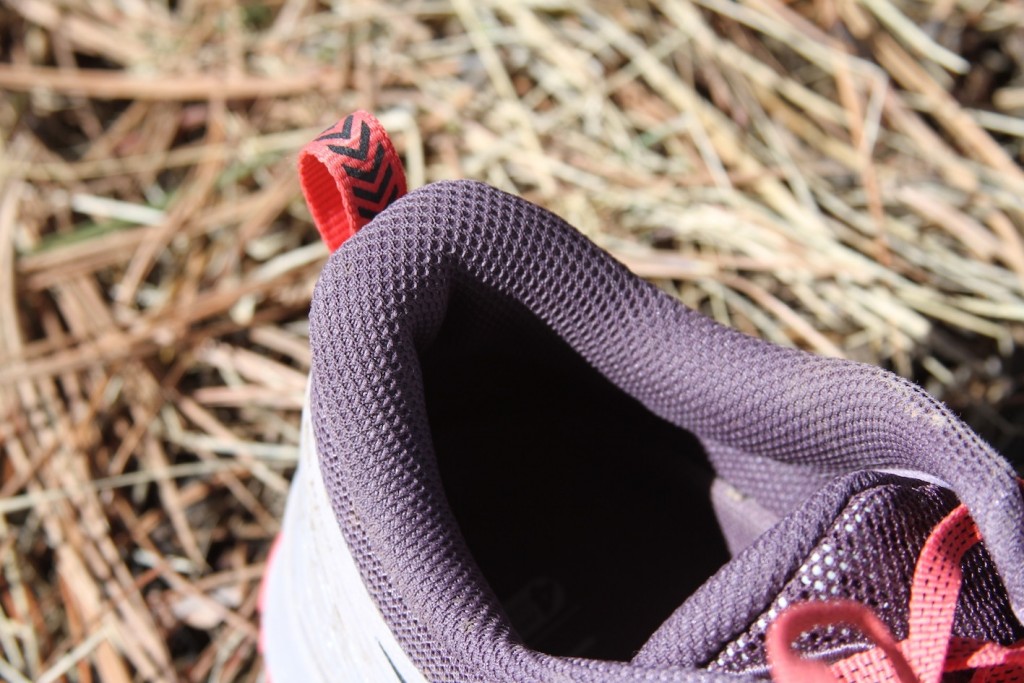 Revisión de las zapatillas de trail running Saucony Peregrine 10 para mujer: un vistazo al cuello acolchado que proporciona una comodidad excepcional...