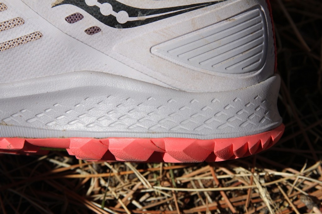 Revisión de las zapatillas de trail running saucony peregrine 10 para mujer: una mirada a la amortiguación del talón. si bien es amplio, no...