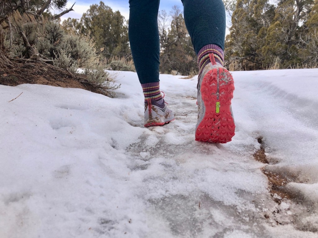 Revisión de las zapatillas de trail running Saucony Peregrine 10 para mujer: apreciamos la arquitectura flexible de esta zapatilla que ofrece...