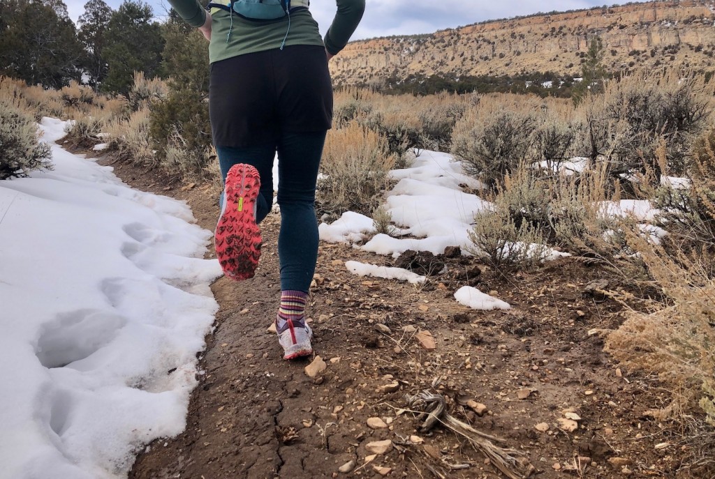 Revisión de las zapatillas de trail running saucony peregrine 10 para mujer: aquà las probamos en algunos senderos húmedos, resbaladizos y de arcilla cubiertos con...