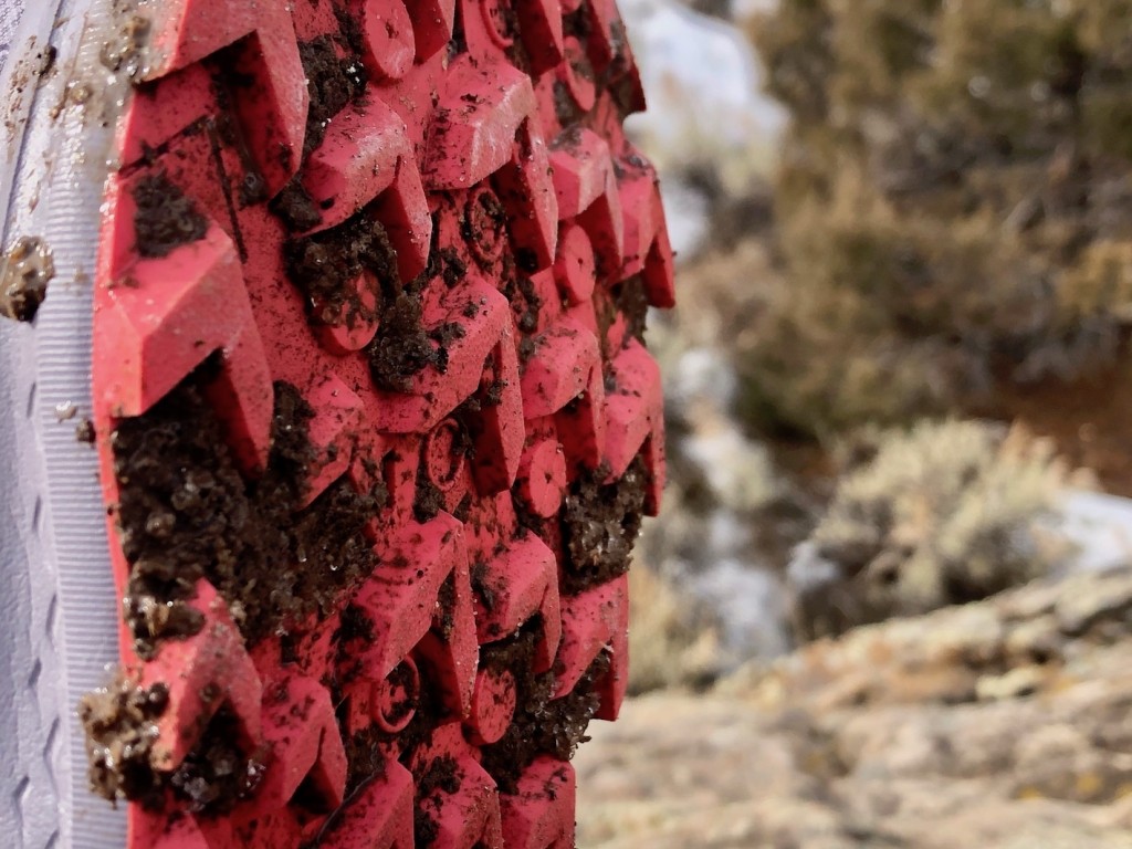 Revisión de las zapatillas de trail running saucony peregrine 10 para mujer: después de correr por el barro, aprendemos rÔpidamente que esta zapatilla arroja barro...