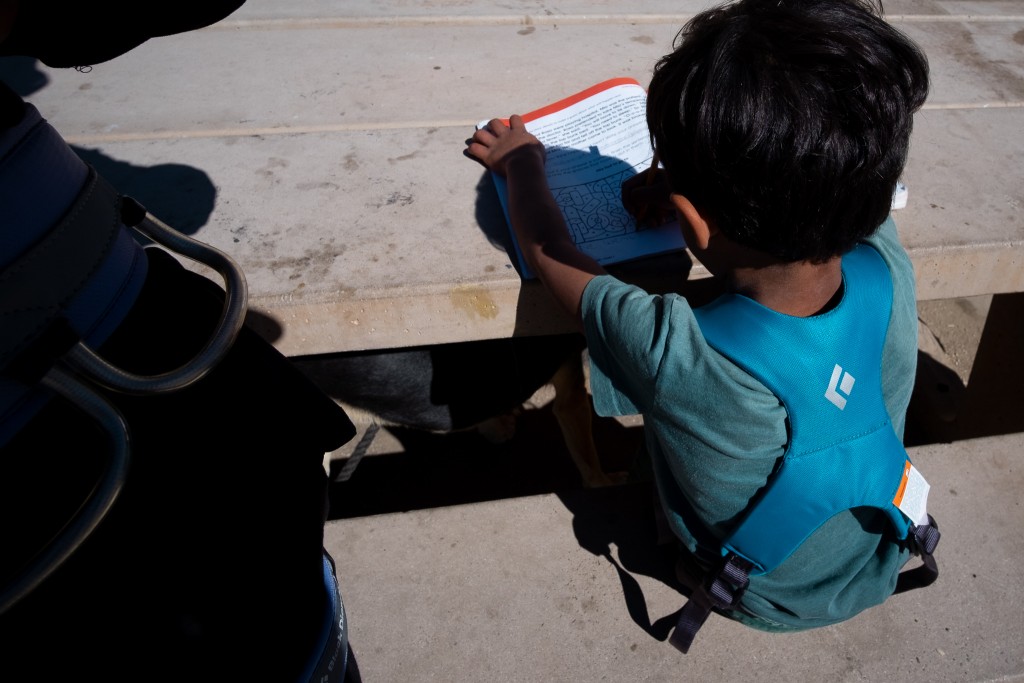 Revisión para niños del arnés de escalada de cuerpo completo Black Diamond Momentum: en la base entre escaladas, se llama un poco de acción de educación en el hogar...