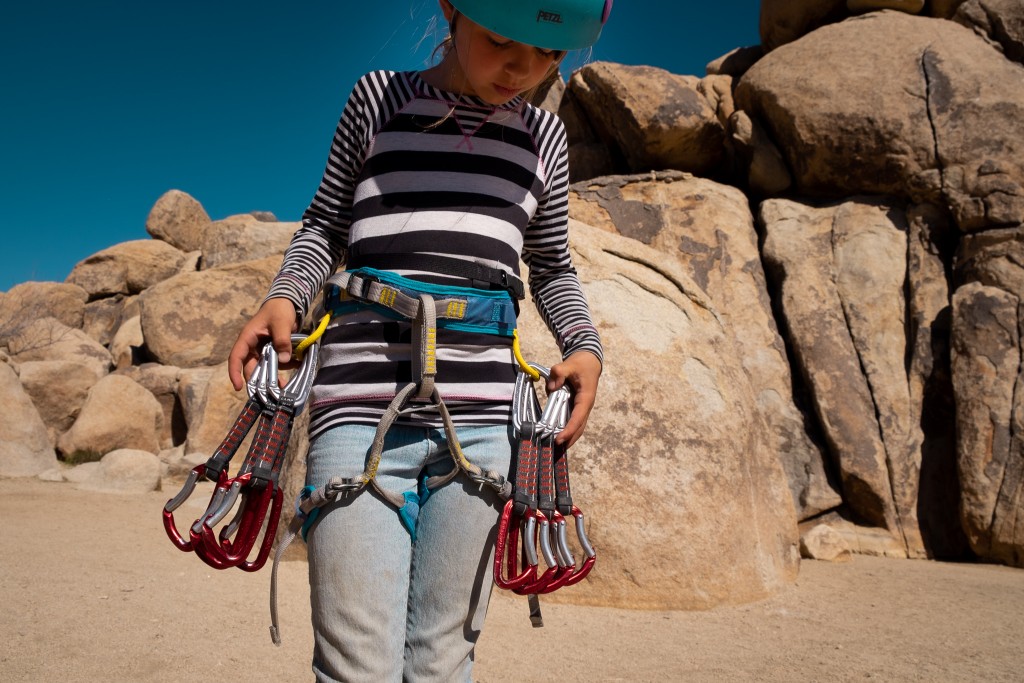 Revisión del arnés de escalada solar Mad Rock para niños: acumulado y listo para usar, el solar tiene un amplio espacio para guardar equipo.