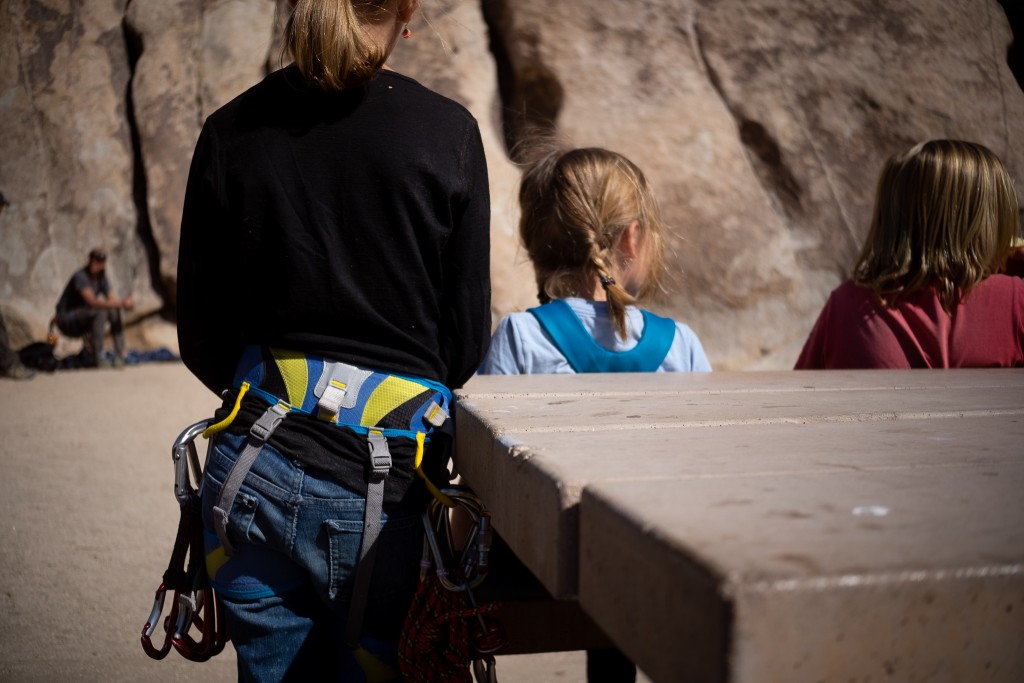 Revisión del arnés de escalada solar Mad Rock para niños: esperando su turno para escalar, afortunadamente su arnés es cómodo...