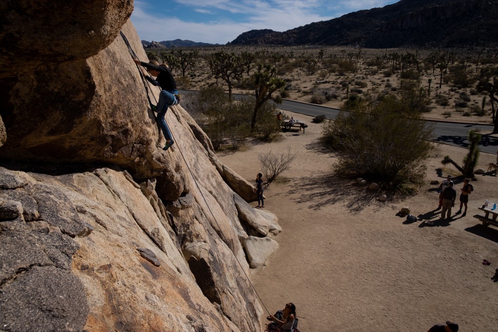 Revisión para niños del arnés de escalada solar Mad Rock: nuestro probador para niños mÔs antiguo que busca el punto crucial.