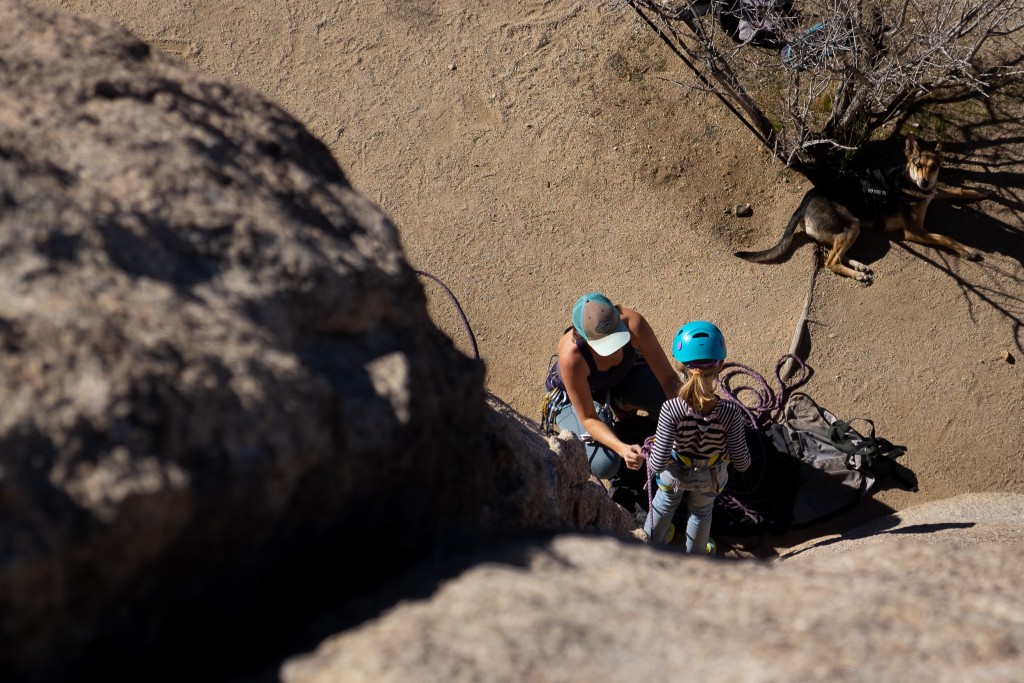 Revisión para niños del arnés de escalada solar Mad Rock: mamÔ mira por encima del nudo.