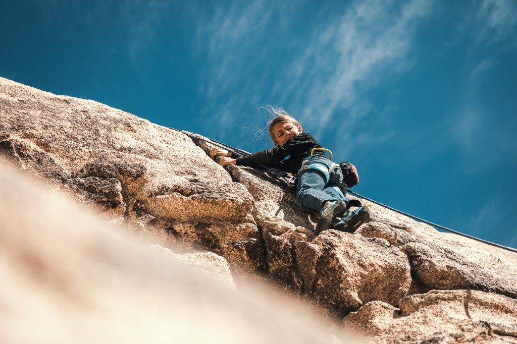 Revisión para niños del arnés de escalada solar Mad Rock: la hermana mayor contempla trabajar hasta la grieta superior.
