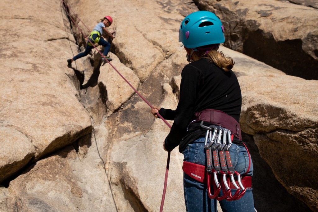 Black Diamond Momentum - revisión del arnés de escalada para niños - ¡mírame aquí! hermanas trepando juntas.