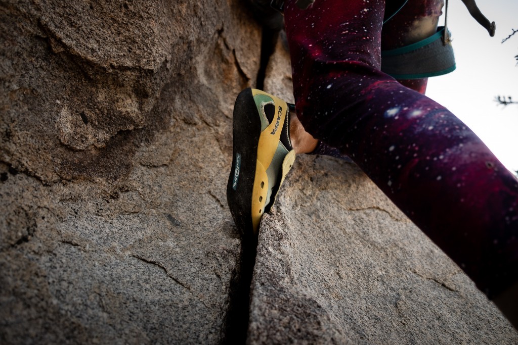Revisión de zapatos de gato Scarpa Piki para niños: un probador que se mete en una grieta delgada con buenos resultados.