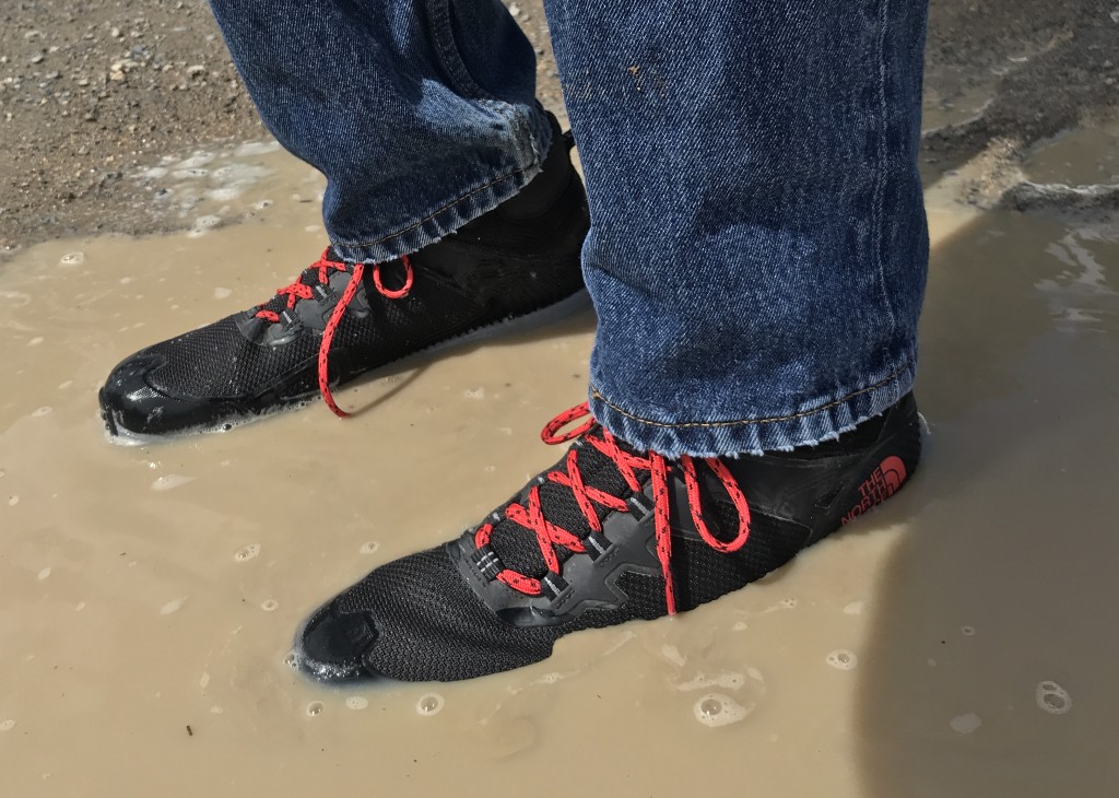 Revisión de las botas de montaña North Face Ultra Fastpack IV Mid Futurelight para hombre: encontramos que el material Futurelight mantiene el agua fuera y no tiene fugas.