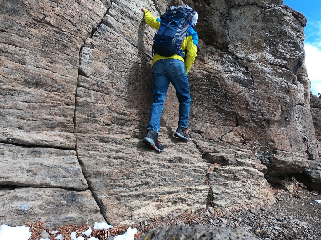 Revisión de las botas de montaña North Face Ultra Fastpack IV Mid Futurelight para hombre: las Ultra Fastpack IV bordean este sistema de salientes con razonable...