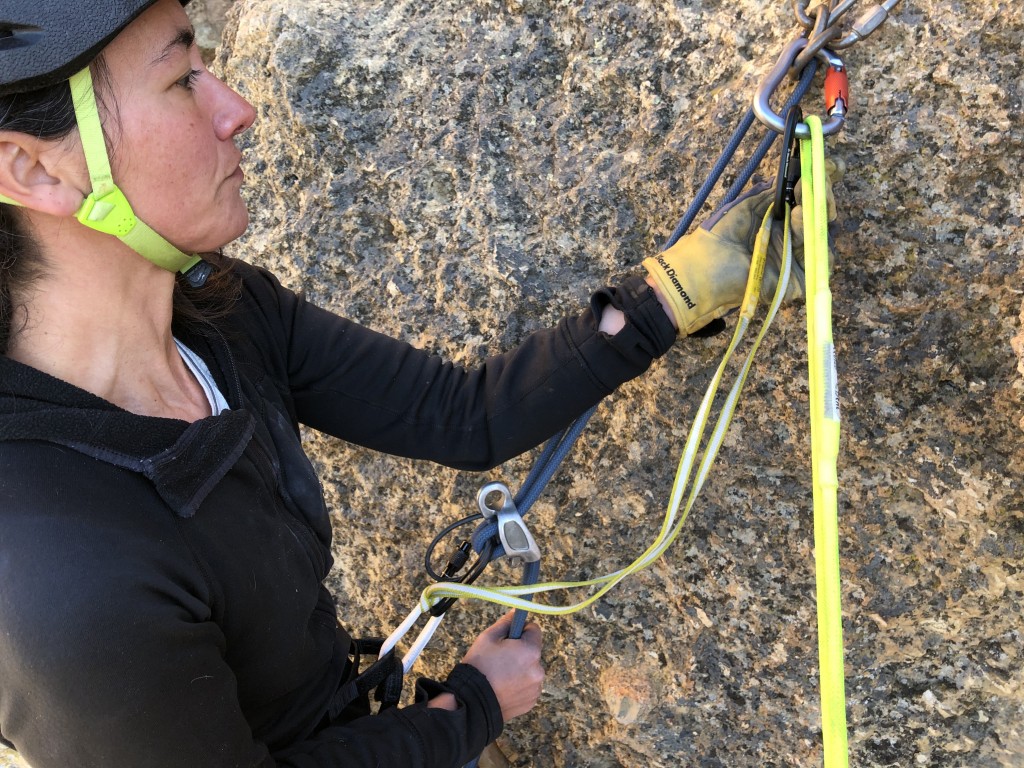 Revisión del mosquetón con cierre roscado de Black Diamond Liteforge: Elizabeth desenrosca su casillero Liteforge sujeto a la correa...