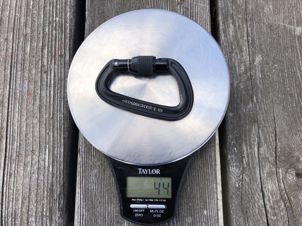 Revisión del mosquetón con cierre de rosca Black Diamond Liteforge: este casillero compacto pesa 44 g, como se ve en la bÔscula, y...