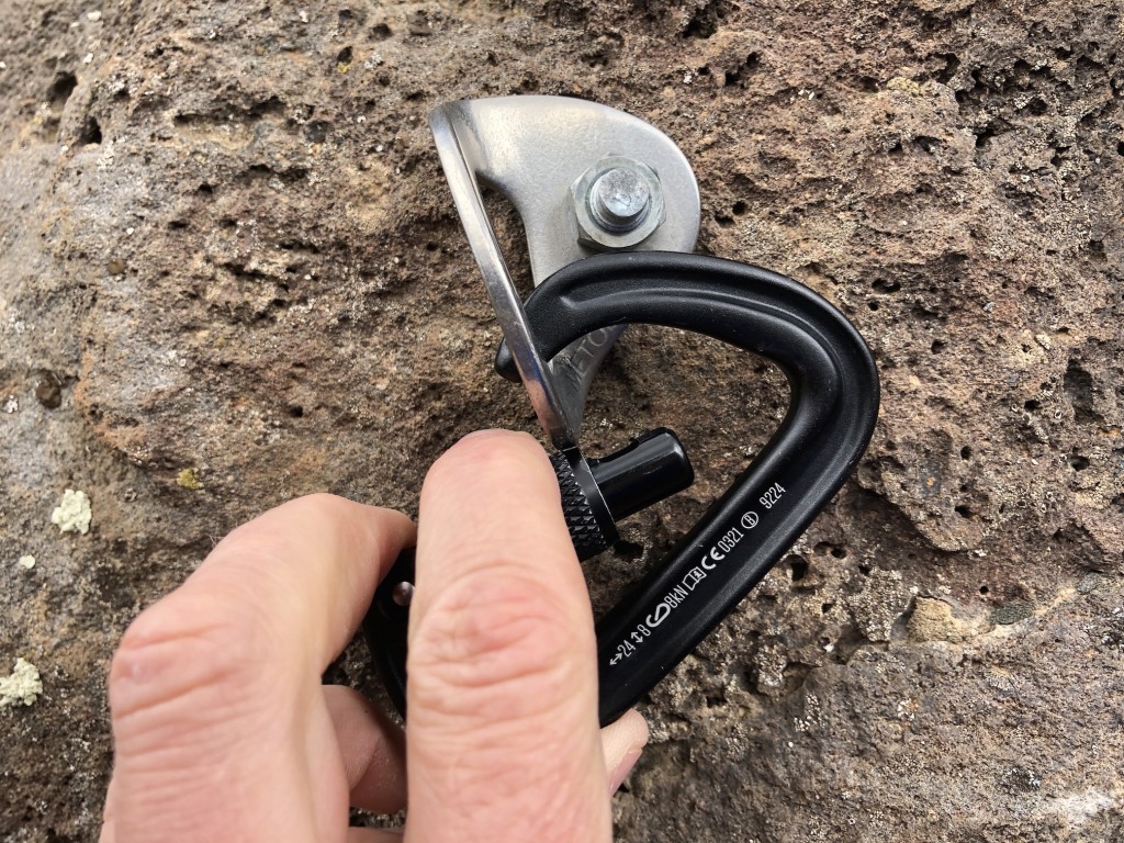Revisión del mosquetón con cierre de rosca Black Diamond Liteforge: el espacio libre limitado en la puerta significa que hay situaciones en las que...