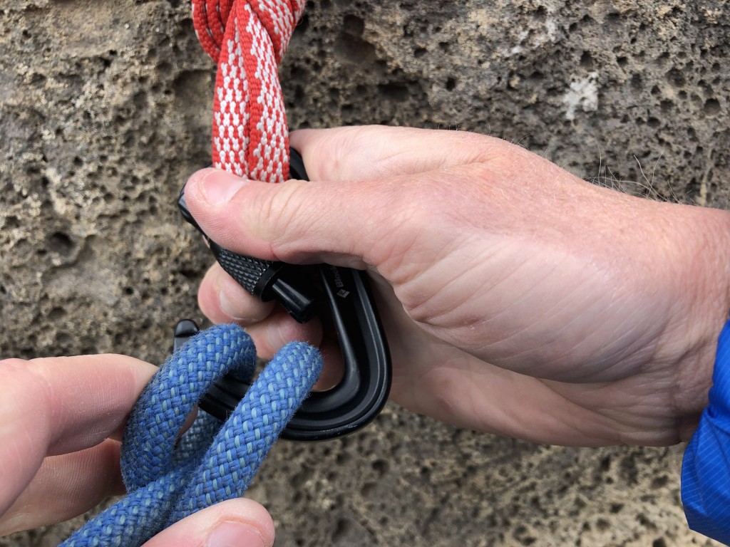 Revisión del mosquetón con cierre de rosca Black Diamond Liteforge: este pequeño casillero es lo suficientemente grande como para contener un solo nudo, como un...