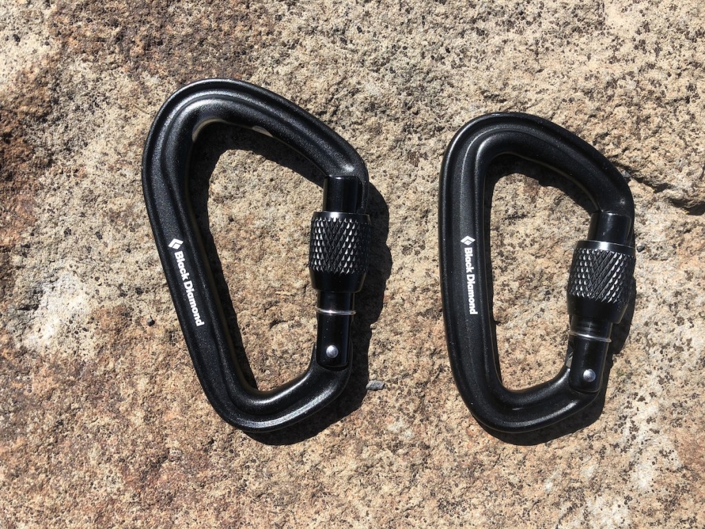 Revisión del mosquetón de bloqueo con cierre roscado Black Diamond Liteforge: que muestra una comparación directa entre el hotforge de la izquierda...