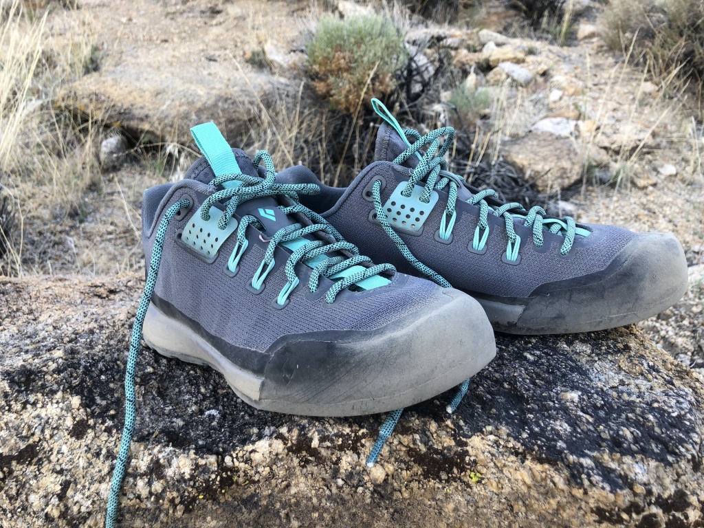Enfoque técnico de diamante negro para revisión de zapatos de aproximación para mujeres: el técnico en casa en las rocas alrededor de Bishop, California.