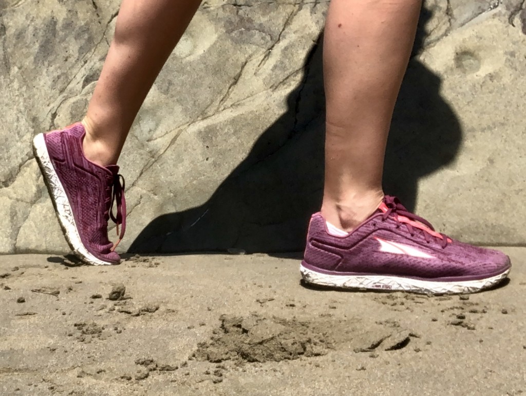 Revisión de zapatillas para correr altra escalante 2 para mujer: nos sentimos ligeros y frescos durante las carreras en la playa con este zapato definitivo para...
