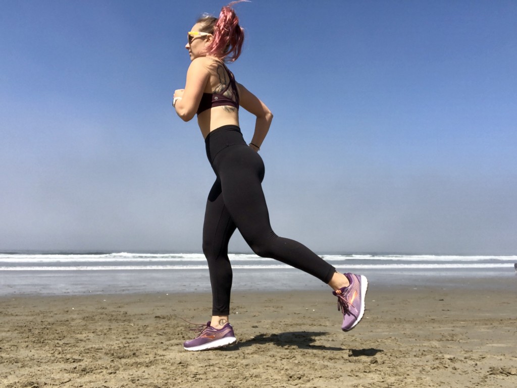 Revisión de zapatillas para correr Brooks Ghost 12 para mujer: el peso de estos chicos malos definitivamente no nos detiene.