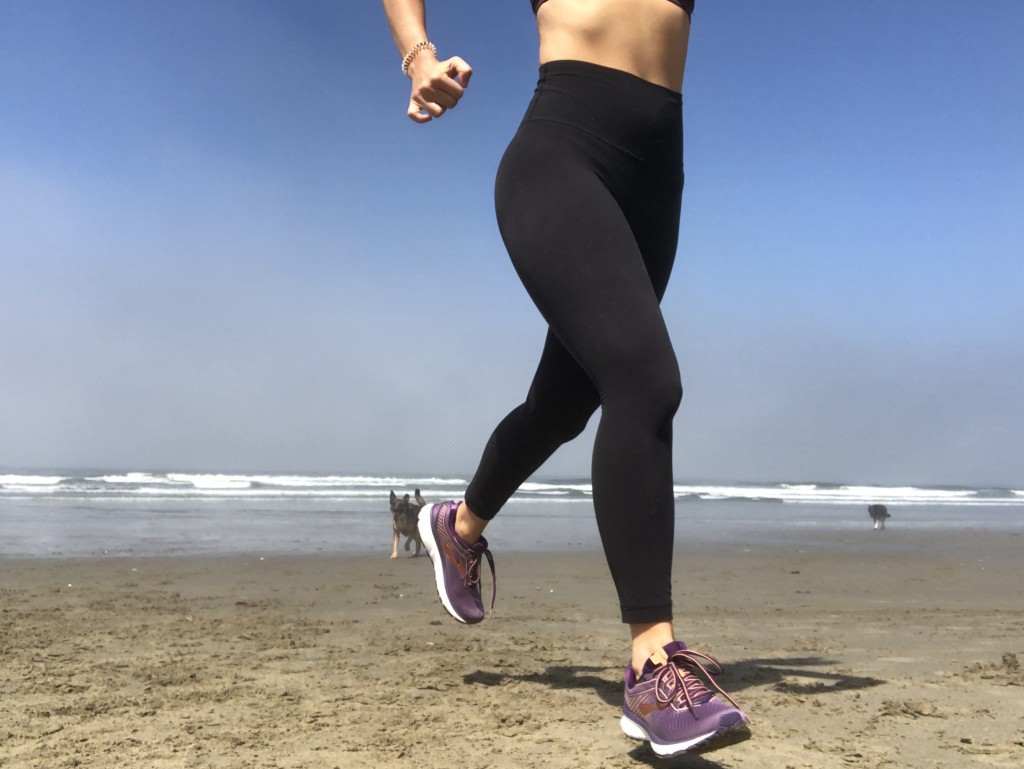 Revisión de zapatillas para correr Brooks Ghost 12 para mujer: tuvimos que conseguir que el crashpad aterrizara protegido en la playa para...