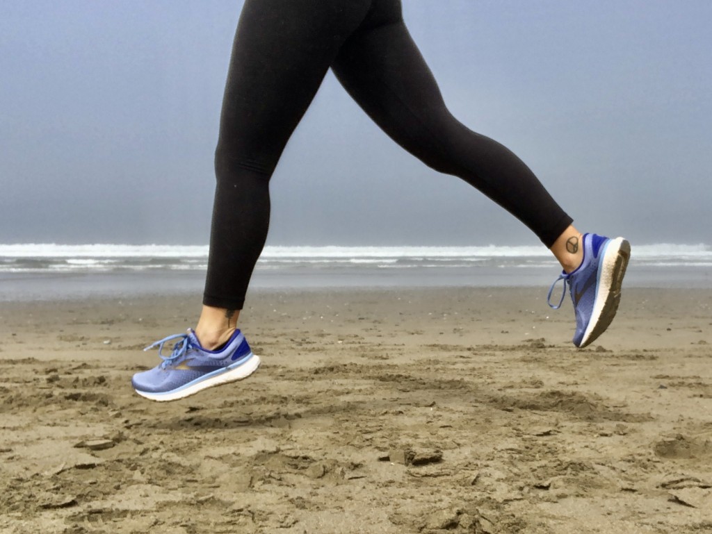 Revisión de zapatillas para correr Brooks Glycerin 18 para mujer: nos encanta cómo cada paso nos impulsa al siguiente con facilidad.