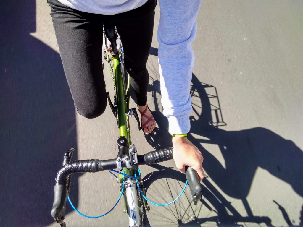 Revisión de sandalias Olukai Upena para mujer: la suela de Upena es lo suficientemente rĆgida como para brindar apoyo en una bicicleta rĆ”pida...