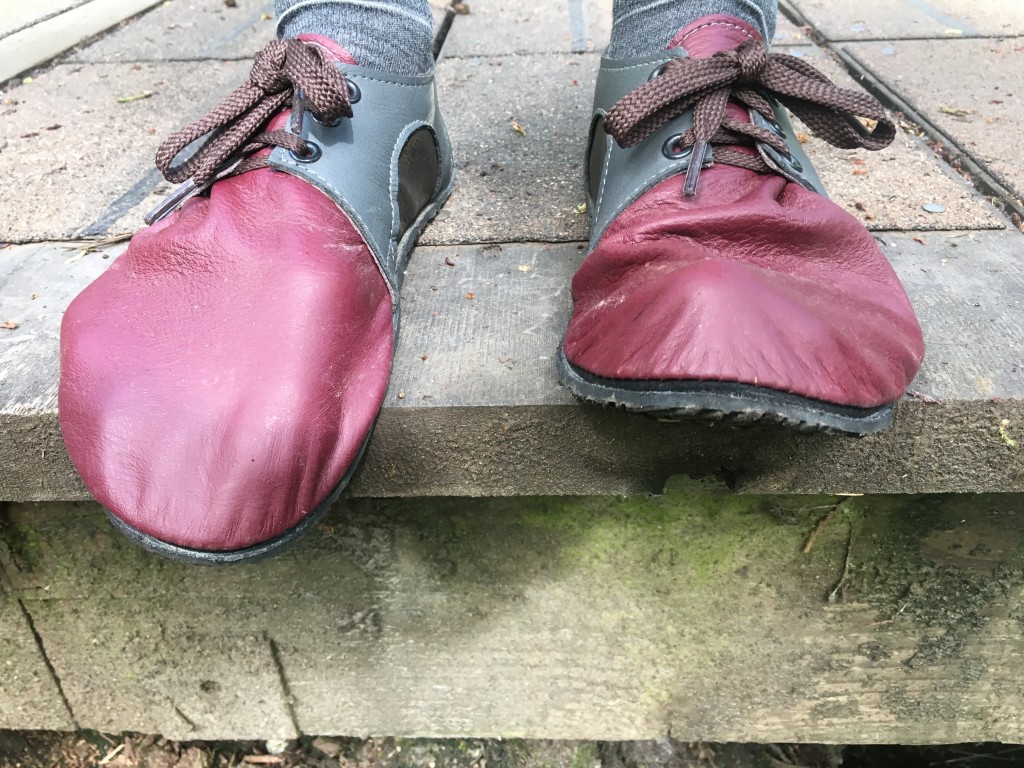 Revisión de zapatos descalzos softstar adult dash runamoc para mujer: con el tiempo, la tensión que se ve aquà entre el cuero y la suela como...