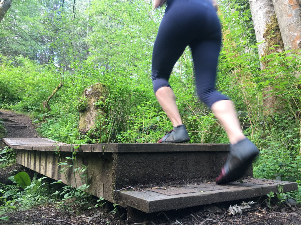 Revisión de zapatos descalzos softstar adult dash runamoc para mujer: el tablero se siente como en casa en una variedad de tipos de terreno.