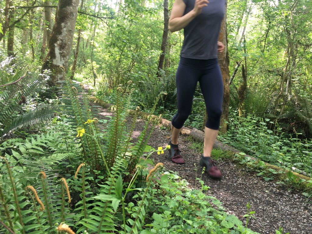 Revisión de zapatos descalzos softstar adult dash runamoc para mujer: los dash runamoc son divertidos en los senderos, en la ciudad y en casi cualquier lugar...