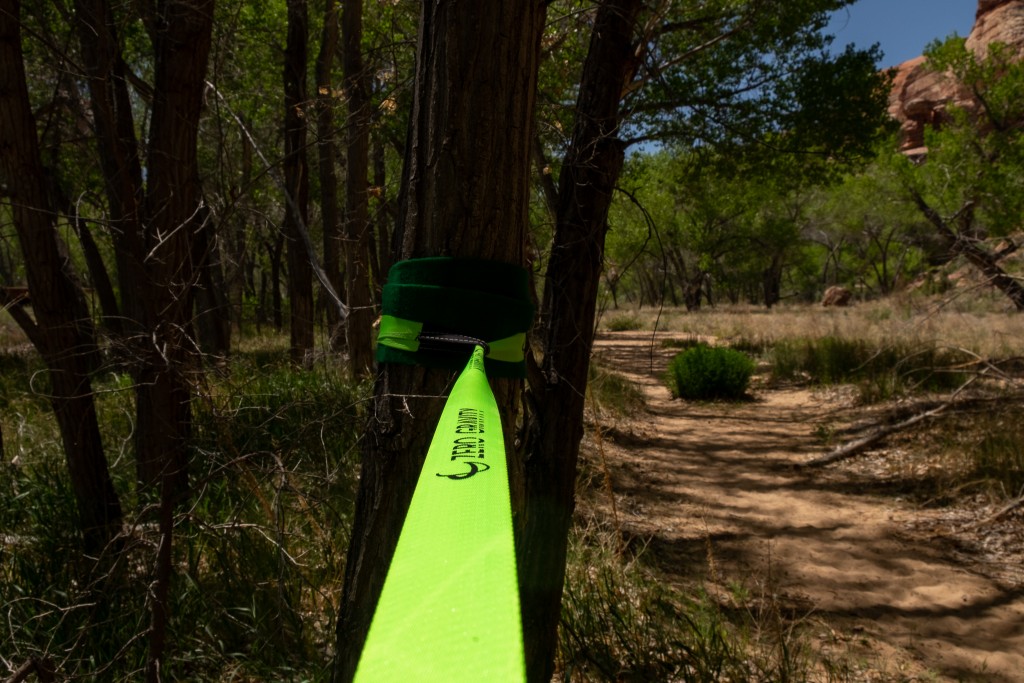 Revisión de slackline del kit de gravedad cero: la cinta tiene una sensación de lĆnea buena y ligeramente mĆ”s estable para principiantes.