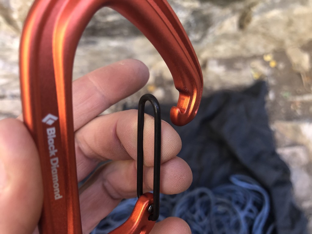 Revisión del mosquetón Black Diamond Hotwire: el gran tamaño de este mosquetón hace que sea bastante fÔcil de manejar...